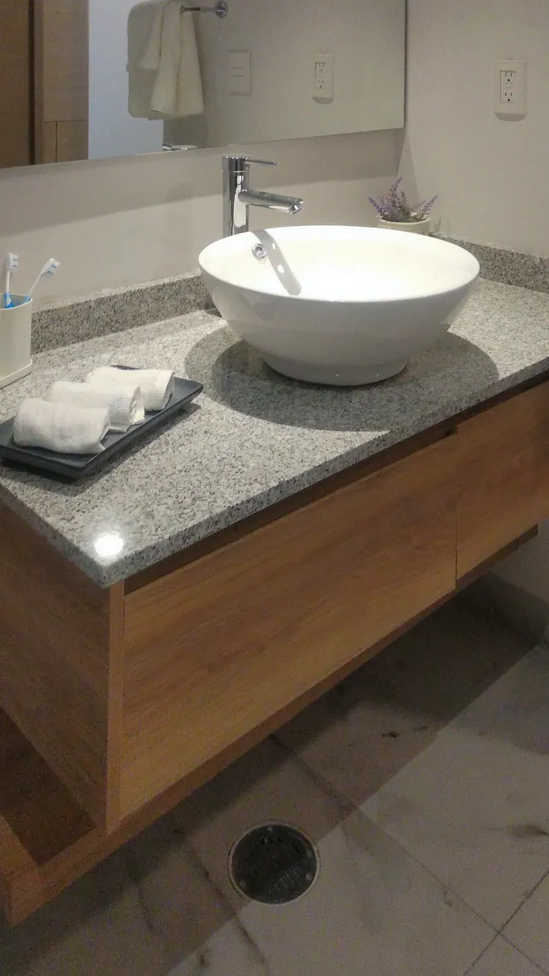 Mueble de baño a medida de carpintería en Entre Árboles, Metepec. Suministro e instalación de Luis Llano.