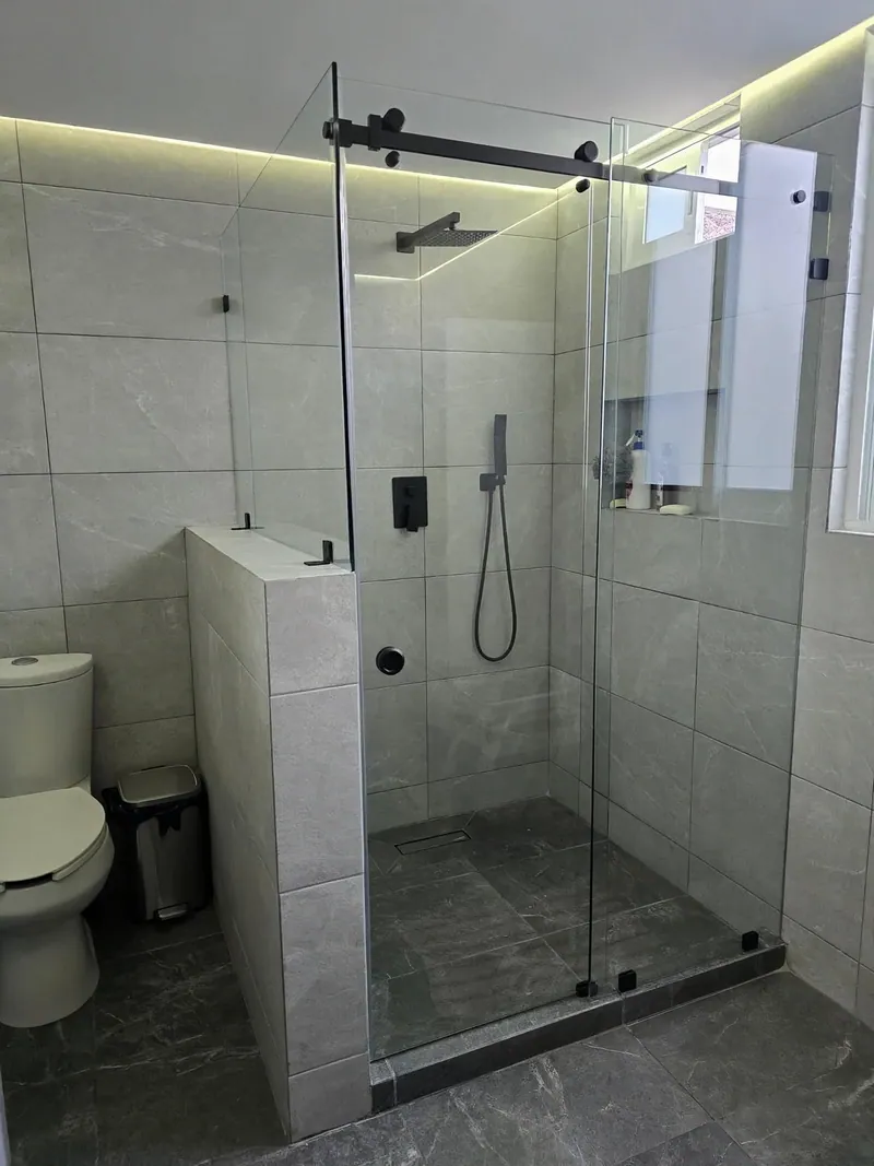 Cancel de baño corredizo en vidrio templado. Suministro e instalación de Luis Llano.
