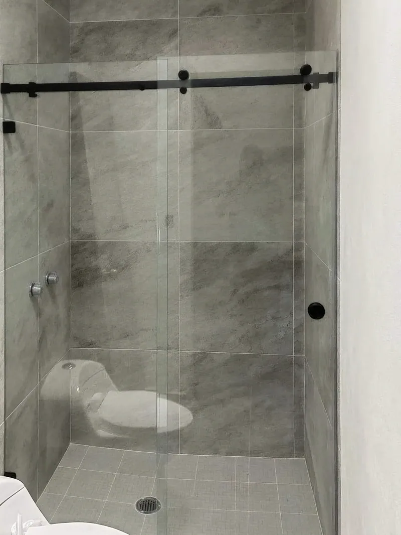 Cancel de baño en esquina. Suministro e instalación de Luis Llano.