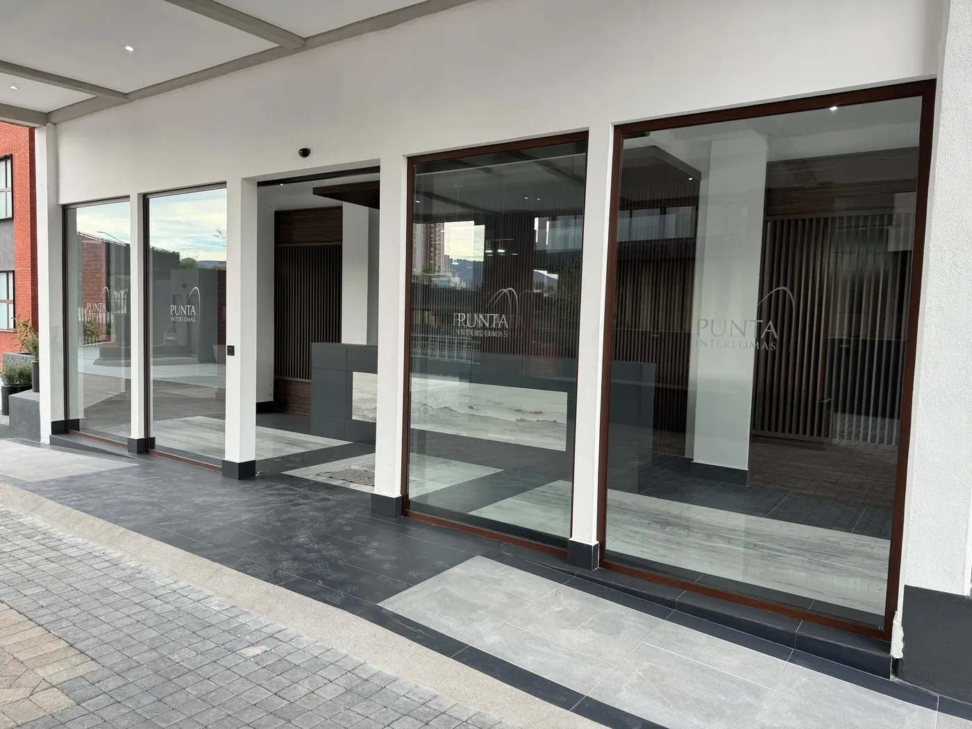 Cancelería en área de alberca en Residencial Punta Interlomas. Suministro e instalación de Luis Llano.