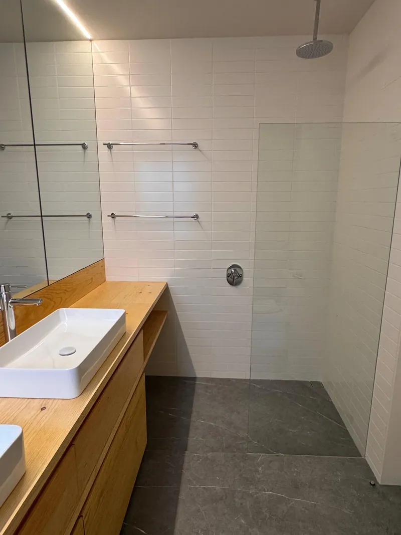 Baño con mueble a medida en Río Guadiana 22. Suministro e instalación de Luis Llano.
