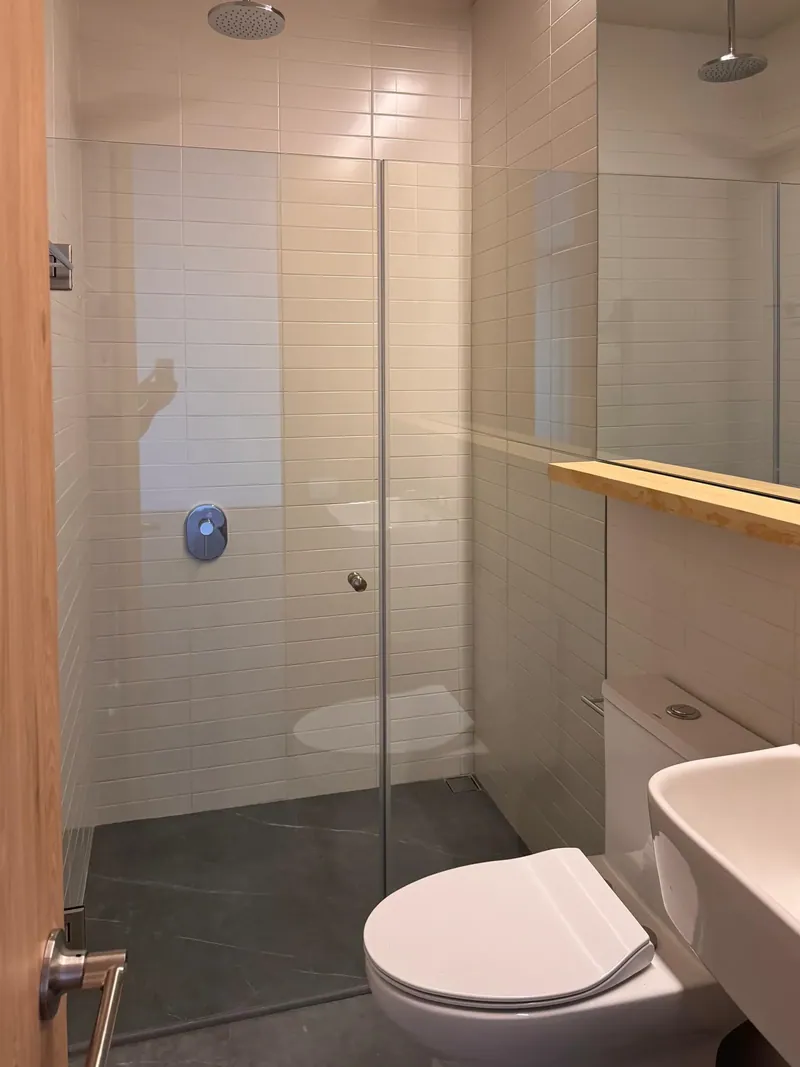 Cancel de baño en vidrio templado en Río Guadiana 22. Suministro e instalación de Luis Llano.