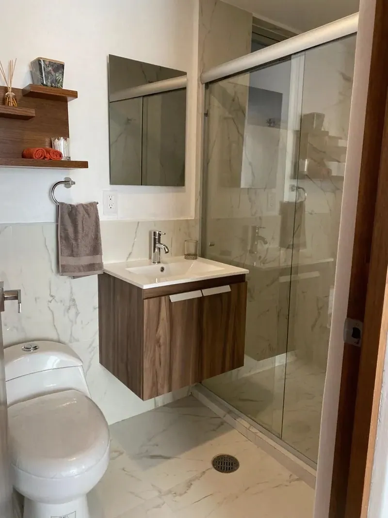 Baño con mueble a medida en Yama Punta Museo. Suministro e instalación de Luis Llano.